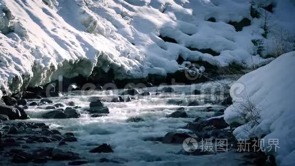 寒冷气候下的河流与雪岸视频
