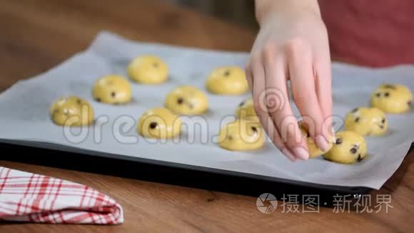 烤盘上的生饼干面团用羊皮纸视频