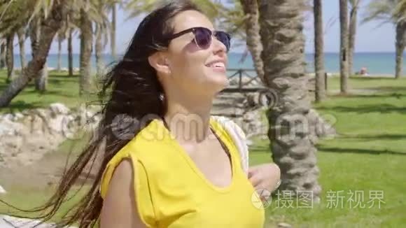 微笑活泼的年轻女人戴着太阳镜视频