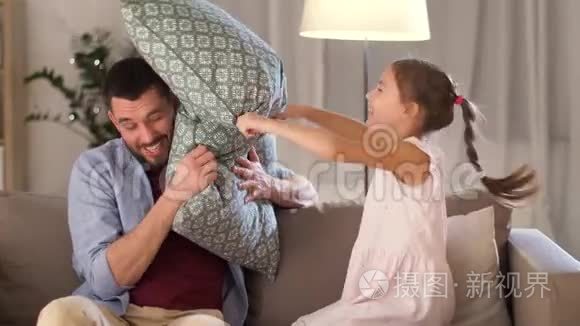 父亲和女儿在家打枕头仗视频