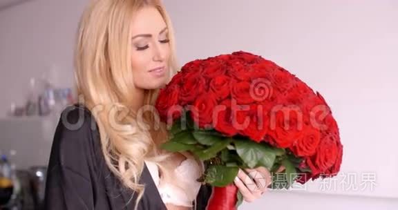 穿睡衣的微笑女人拿着玫瑰花束视频