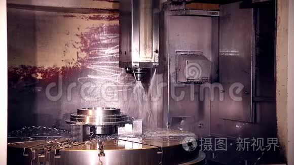 数控铣床在工业工厂生产钢材视频