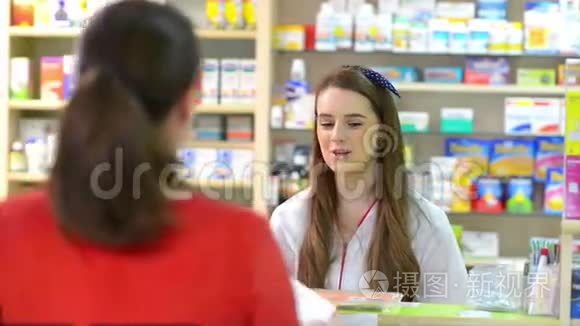 在药店买药的顾客视频