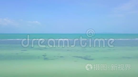 带波浪的浅绿色热带海洋鸟瞰图