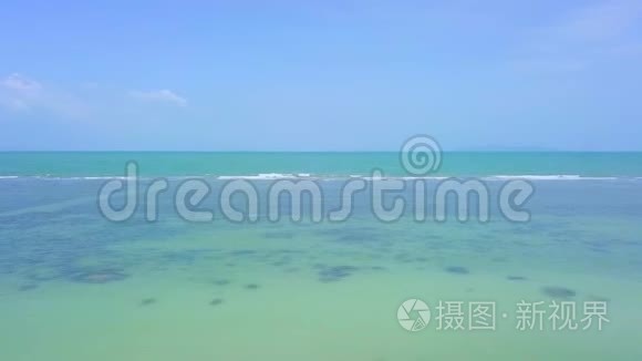 带波浪的浅绿色热带海洋鸟瞰图视频