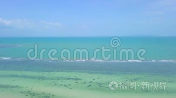 带波浪的浅绿色热带海洋鸟瞰图视频