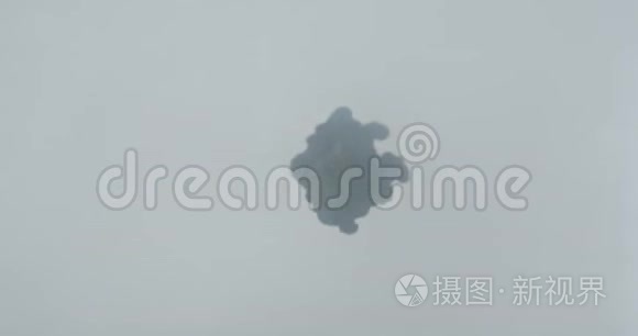 黑色水彩墨液滴溅特写宏观拍摄视频