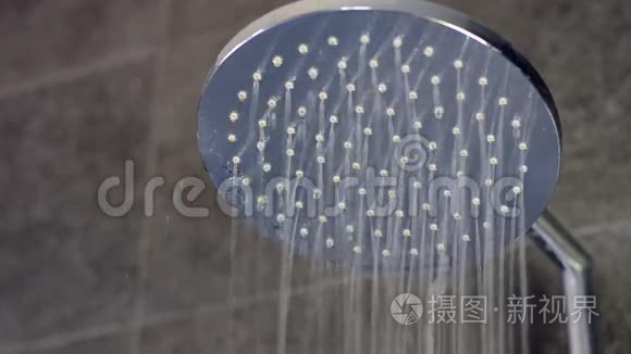 淋浴喷头关闭水滴视频