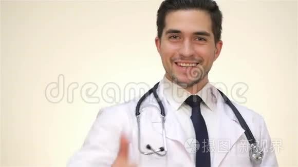 成功的医生竖起大拇指视频