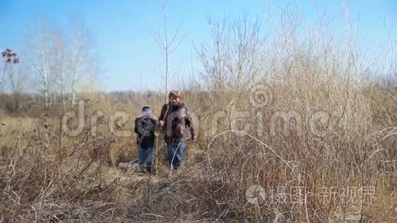 小男孩和他奶奶沿着小路跑视频