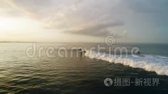 冲浪：骑在蓝色波浪上的冲浪者