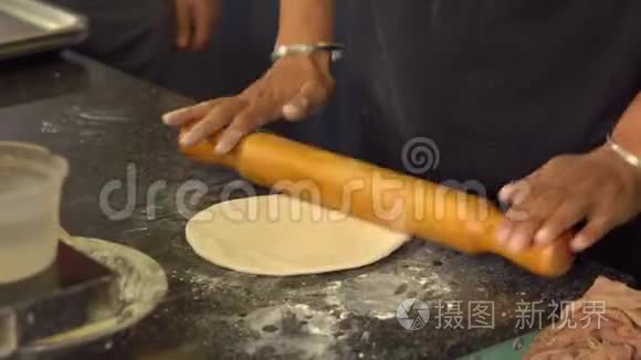 印度厨师准备印度菜。 烤炉里的印度面包，Naan和Roti