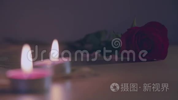 在浪漫的玫瑰花丛中吹灭蜡烛视频