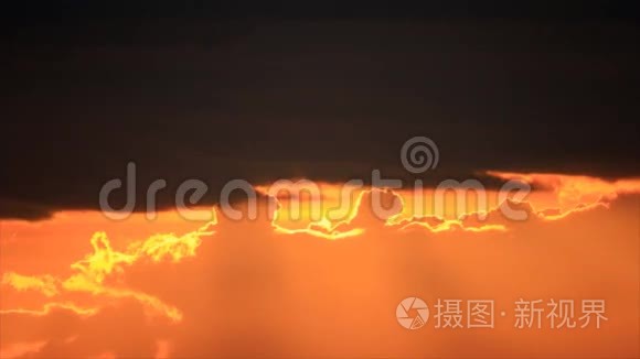 夕阳中的天空云视频