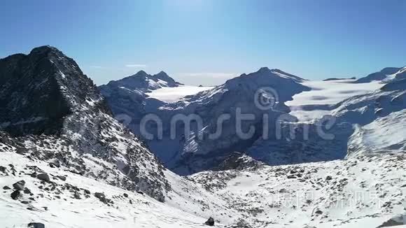 普雷斯纳索道到达阿达梅洛冰川洛比冰川普雷萨内拉冰川和Pian di Neve冰川时的美景