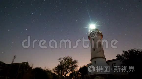 以旋转星空为背景的灯塔夜景视频