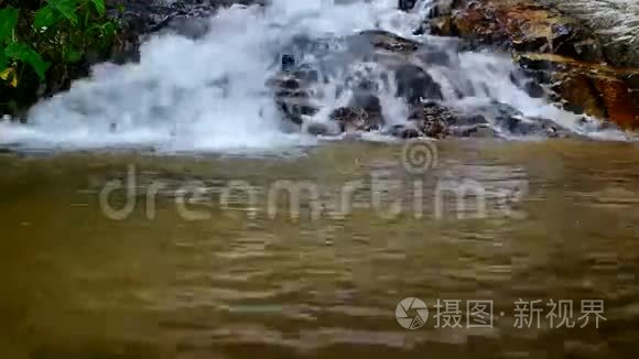 从梯级流出的水流视频