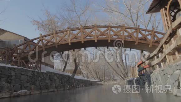 公园里一条小溪上的木桥视频