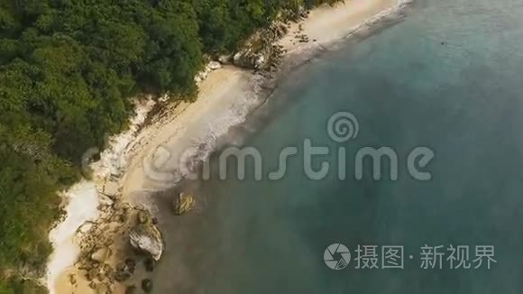 美丽的岩石海岸被海浪冲刷