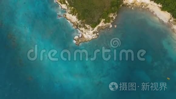 海景和长满青草的壮丽岩石地形视频