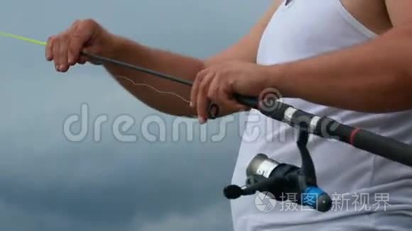 渔夫配置他的鱼竿视频
