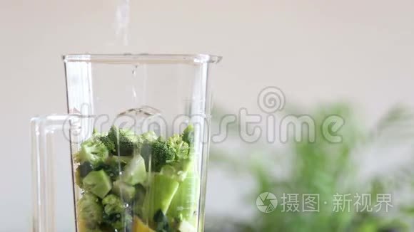 将水倒入水果和蔬菜的搅拌机中视频