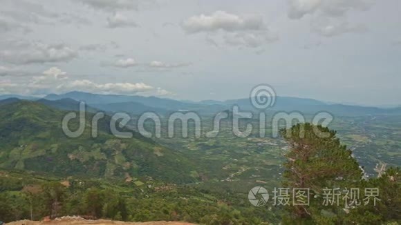 绿山间风景优美的山谷全景