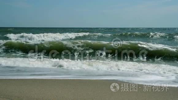 沙质海岸线上的湍流水视频