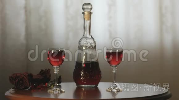 两只手用红色的酒碰杯视频