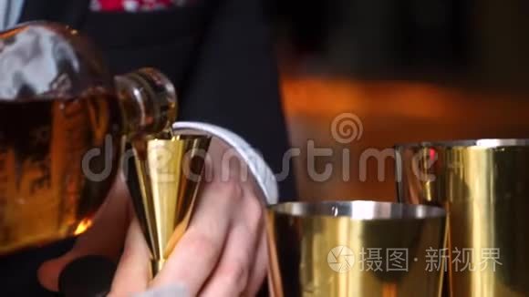 酒保准备鸡尾酒和酒精饮料视频