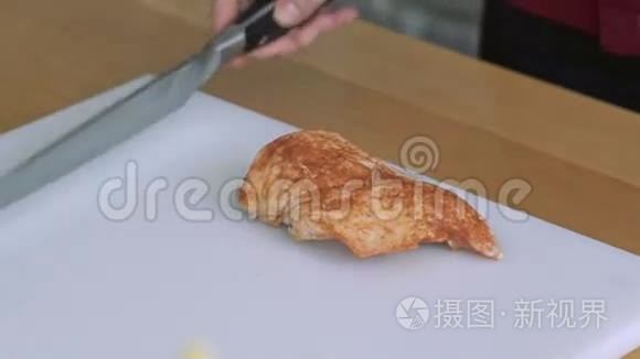 把白板上美味的肉切成薄片视频