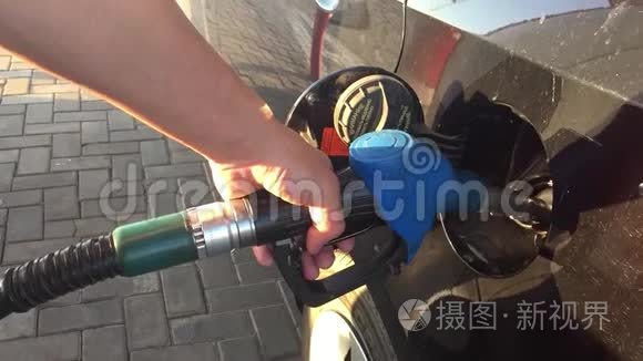 带燃料的手动加油车。 加油站。 加油站加油. 人抽汽油油