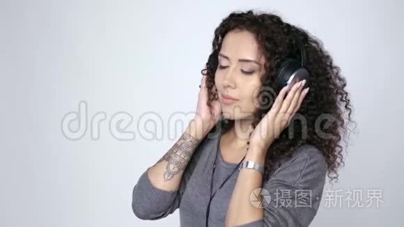 戴着耳机听音乐跳舞的女人视频