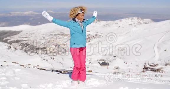 穿着滑雪服踢雪的可爱女人视频