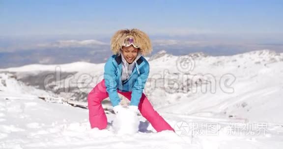 滑雪服的快乐成年人挥舞着手臂视频