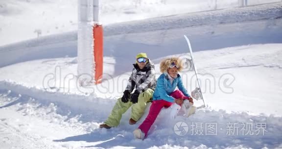 年轻夫妇准备去滑雪板
