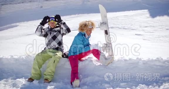 年轻夫妇准备去滑雪板