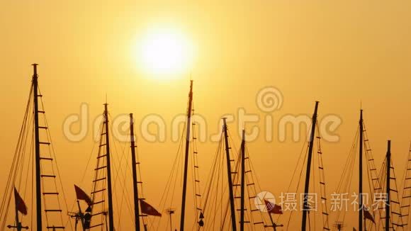 日落时的船只和船只。 越南。