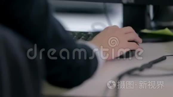 服务台操作员使用计算机鼠标