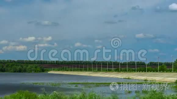 坝上湖库自然鸟水时期云天景树视频