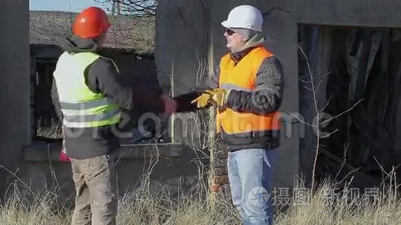 建筑工程师在被毁建筑附近讲话