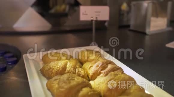 餐盘上有法式牛角面包视频