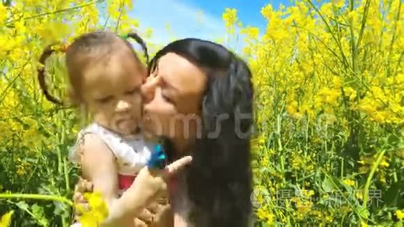 幸福的家庭母女在黄花上玩视频