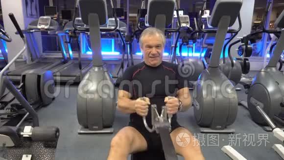 参加健身器材训练的老人视频