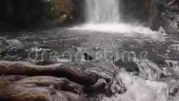 山河秋瀑视频