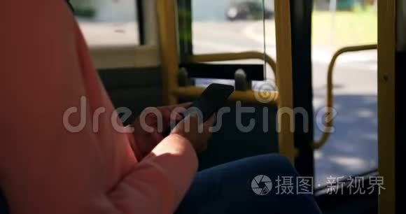 年轻女子乘公共汽车上下班视频