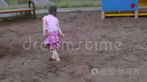 快乐的小赤脚女孩在操场上奔跑