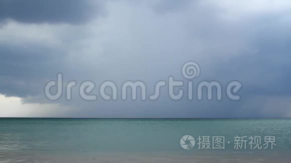 海滩上方开始雷雨