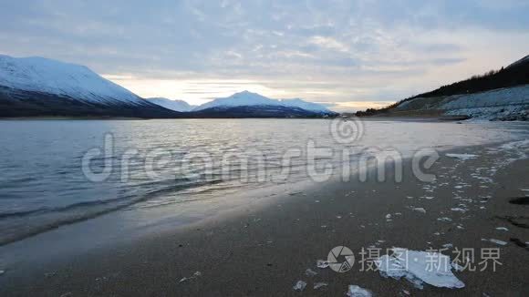 高山和淡水景观日落