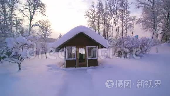 那幢小别墅里满是白雪视频